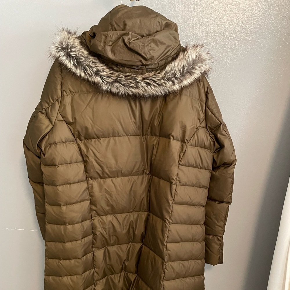 This warm winter puffer. Is great for outdoor lifestyles.